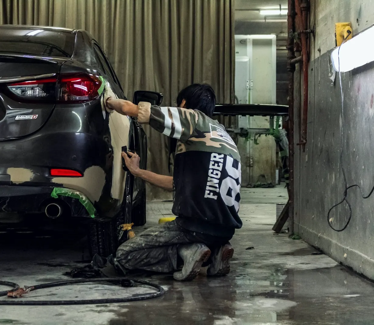 Preparación de chapa en la aleta trasera de una berlina